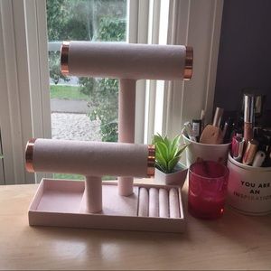 Rose gold/Pink Jewelry display